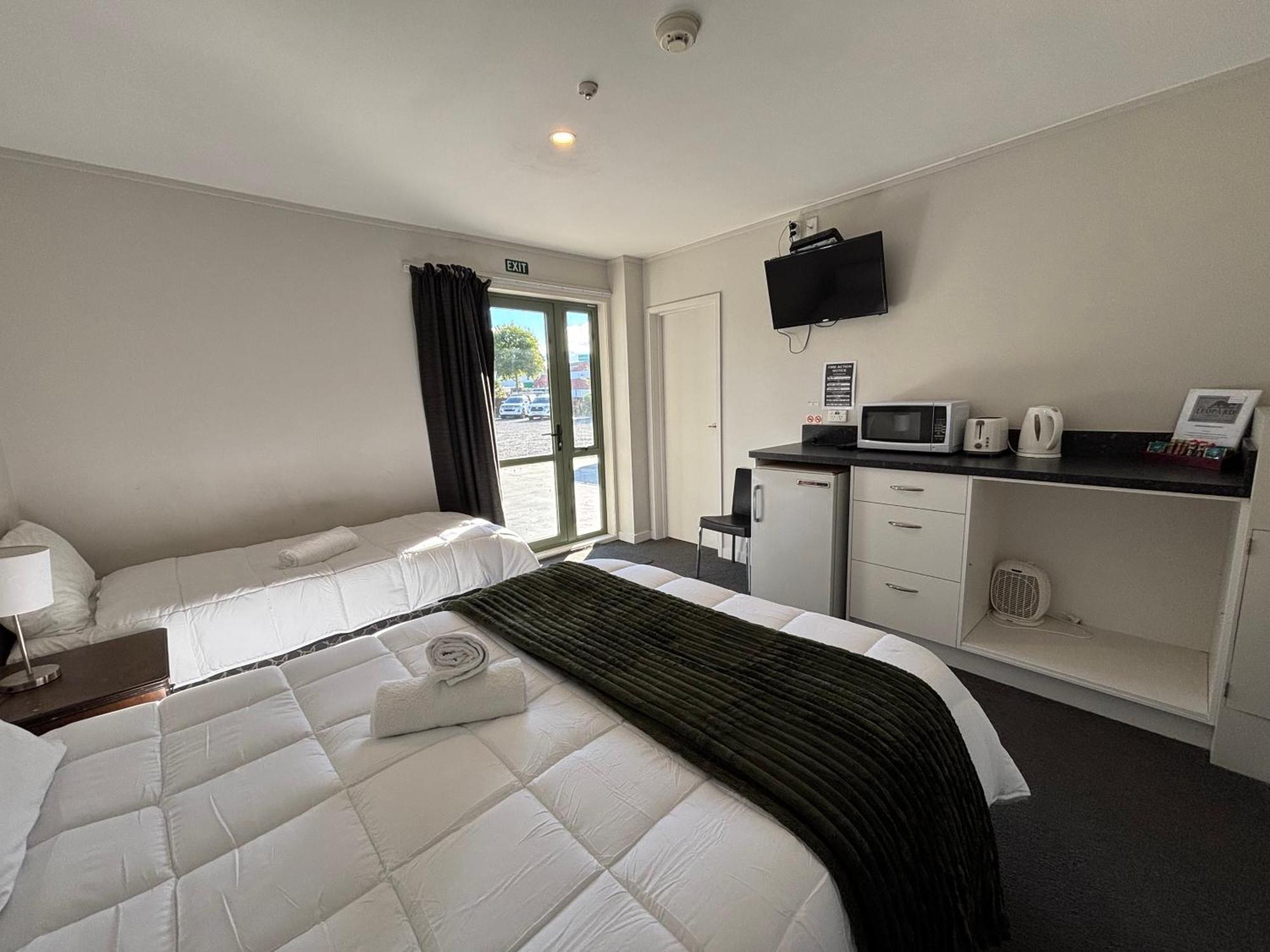 Leopard Hotel Waipukurau Exterior photo